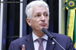 Deputado federal Rogério Correia, do PT de Minas Gerais (homem de pele clara, de cabelos brancos curtos), em discurso no púlpito da Câmara dos Deputados.