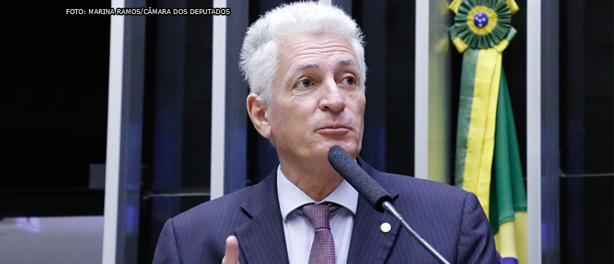 Deputado federal Rogério Correia, do PT de Minas Gerais (homem de pele clara, de cabelos brancos curtos), em discurso no púlpito da Câmara dos Deputados.