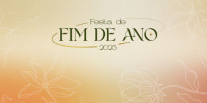 Arte gráfica com fundo em tons degradê de laranja e bege, com ilustrações de flores em traços finos brancos. No centro, está escrito “Festa de Fim de Ano 2025” em letras elegantes nas cores verde-escuro e dourado.