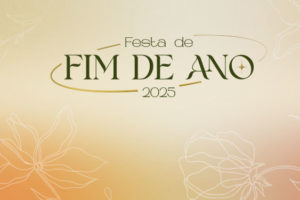 Arte gráfica com fundo em tons degradê de laranja e bege, com ilustrações de flores em traços finos brancos. No centro, está escrito “Festa de Fim de Ano 2025” em letras elegantes nas cores verde-escuro e dourado.