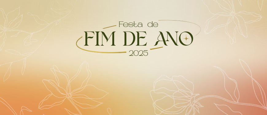 Arte gráfica com fundo em tons degradê de laranja e bege, com ilustrações de flores em traços finos brancos. No centro, está escrito “Festa de Fim de Ano 2025” em letras elegantes nas cores verde-escuro e dourado.