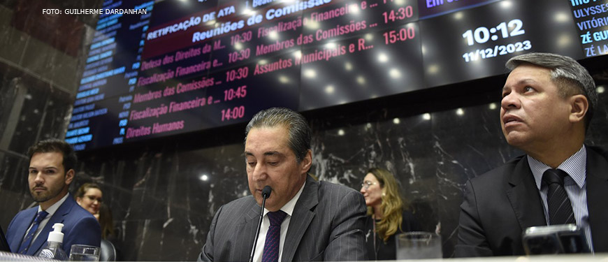 Imagem Acessível: Na fotografia se vê a Análise de proposições na Reunião Extraordinária de Plenário da manhã no Plenário Presidente Juscelino Kubitschek - Palácio da Inconfidência - ALMG , na foto presente temos Tadeu Martins Leite (presidente da ALMG - MDB/MG), João Magalhães (deputado estadual MDB/MG), Carlos Henrique (deputado estadual REPUBLICANOS/MG).