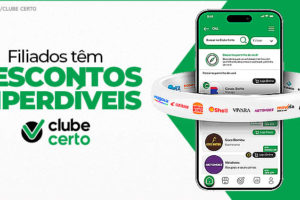 montagem digital de um smartphone sobre um fundo verde e branco. Ao redor do aparelho há um aro com diversas marcas famosas (Magalu, Centauro, Burger King, Shell, Vivara, Netshoes, Movida, Nike, Droga Raia, Petz, Estácio, Coco Bambu, Casas Bahia...). Abaixo dessa imagem há conteúdo textual. Em destaque: Filiados têm descontos imperdíveis. Abaixo há um texto secundário: Baixe já o app do Clube Certo. No final, como assinatura, estão os logos do Clube Certo e do SINJUS-MG.