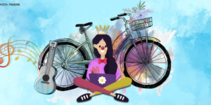 Ilustração de uma mulher vestida de palhaça, com roupa bem colorida, sentada diante de uma bicicleta com flores no cestinho e um ukulele de cordas coloridas apoiado na roda traseira. O fundo da imagem é de um céu azul, com uma pauta de notas musicais coloridas. Conteúdo textual: ARTIGO - Caso Julieta: reflexões sobre a vulnerabilidade das mulheres ciclistas.