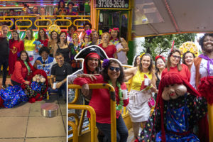 Imagem Acessível: A imagem retrata o Carnaval do NAP do SINJUS-MG, que levou muita alegria e descontração às ruas de Belo Horizonte. O registro mostra os participantes em um trenzinho colorido e iluminado, vestindo fantasias criativas e com adereços carnavalescos, como máscaras, chapéus e flores. Com o tema “Trenzinho da Alegria”, o passeio percorreu diversos pontos da capital, se mostrando uma celebração marcante que reafirma a vitalidade e o engajamento dos aposentados do SINJUS.