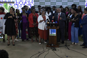 Imagem Acessível: Coletiva de imprensa do Lançamento da Frente Parlamentar Mista Antirracismo (FPMA), o Coordenador da FPMA no Senado Federal, senador Paulo Paim discursa na presença de militantes de Movimentos Negros e parlamentares.