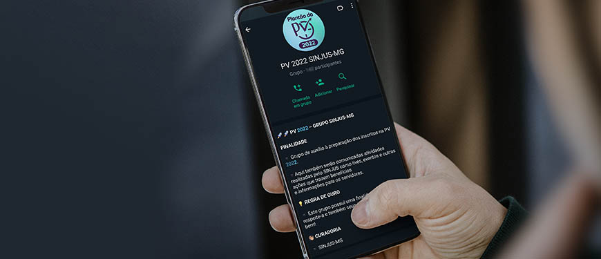 Em uma tela de smartphone é exibida a descrição do grupo da PV 2022 do SINJUS-MG, um dos serviços que será disponibilizado pelo Sindicato durante o Plantão da PV 2022.