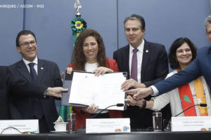 Esther Dweck, Ministra da Gestão e da Inovação em Serviços Públicos junto de integrantes da Mesa Permanente de Negociação.