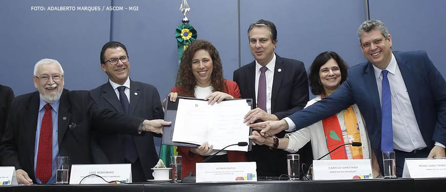 Esther Dweck, Ministra da Gestão e da Inovação em Serviços Públicos junto de integrantes da Mesa Permanente de Negociação.