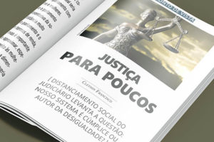 Montagem digital de uma revista Jpod dobrada ao meio, exibindo a primeira página do artigo "Justiça para Poucos"