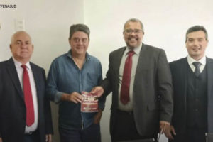 Foto do Coordenador-geral e o secretário-geral da Fenajud acompanhados da assessoria jurídica e de dirigente da justiça federal.