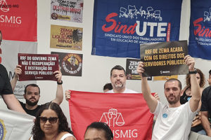 Fotografia com servidores segurando cartazes contra o RRF.