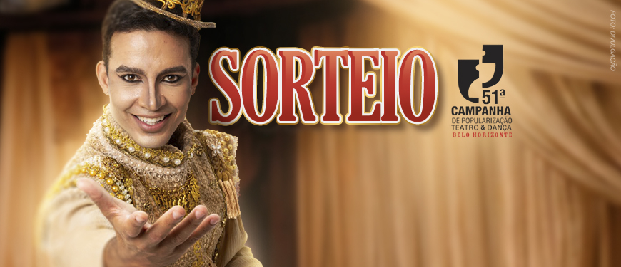 Imagem Acessível: A imagem mostra um artista em traje teatral dourado e ornamentado, estendendo uma das mãos em um gesto expressivo, sob iluminação quente e cênica. Ao fundo, há cortinas de palco desfocadas, sugerindo o ambiente de um teatro. No canto superior direito, está o logotipo da “51ª Campanha de Popularização do Teatro & Dança de Belo Horizonte”. O texto central destaca: “SORTEIO – 20 vouchers”, seguido das informações: “Período de inscrições: 13/1 (3ªf.) a 16/1 (6ªf.)” e “Resultado: 19/1 (2ªf.)”. Na parte inferior, aparece o logotipo do SINJUS-MG.