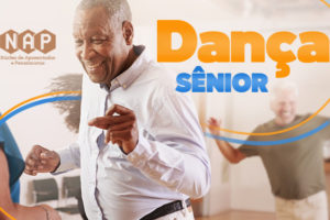 magem divulgando o próximo encontro do Núcleo de Aposentados e Pensionistas (NAP) para a atividade de dança sênior. Ao fundo, uma foto de um casal de idosos dançam sorrindo em um ambiente interno iluminado. No centro da imagem, em destaque, está o título “Dança Sênior” nas cores laranja e azul. Na parte inferior esquerda, há uma foto da convidada Letícia Dias Mayrink. Ao lado estão as logomarcas do SINJUS-MG e do NAP. No canto inferior direito aparecem as informações do evento: 14 horas e meia, no dia 6 de agosto (quarta-feira). Linhas curvas em tons de azul e laranja compõem a identidade visual da peça.