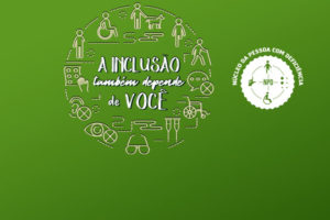 Fundo verde e em destaque ícones dos tipos de deficiência com a frase “A inclusão também depende de você”, e, à direita, a logo do Núcleo da Pessoa com Deficiência do SINJUS
