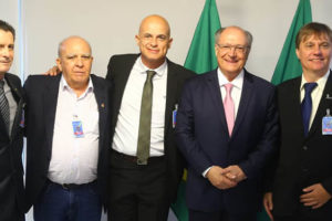 Imagem Acessível: Representantes sindicais posam com o presidente da República em exercício, Geraldo Alckmin. Estão presentes os dirigentes Lineu Mazano (2º vice- presidente da CSPB - Confederação dos Servidores Públicos do Brasil), Miguel Torres (presidente da Força Sindical), Eduardo Maia (secretário de Assuntos Institucionais do SINDSEMPMG - Sindicato dos Servidores do Ministério Público do Estado de Minas Gerais) e Marco Couto (vice-presidente do Sindifisco-MG - Sindicato dos Auditores Fiscais da Receita Estadual, Fiscais e Agentes Fiscais de Tributos do Estado de Minas Gerais).