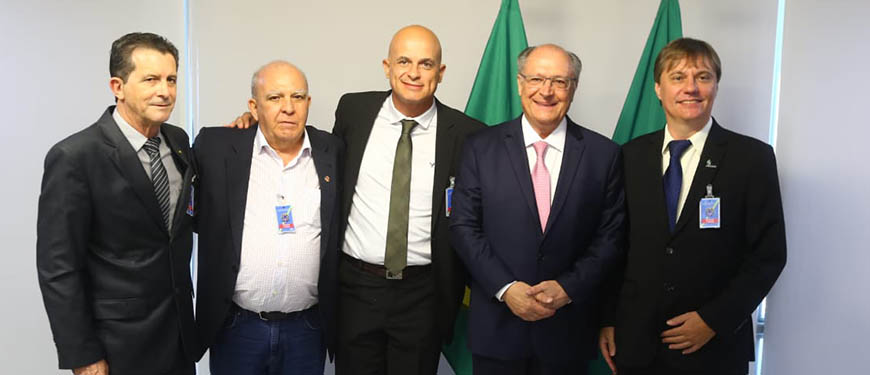 Imagem Acessível: Representantes sindicais posam com o presidente da República em exercício, Geraldo Alckmin. Estão presentes os dirigentes Lineu Mazano (2º vice- presidente da CSPB - Confederação dos Servidores Públicos do Brasil), Miguel Torres (presidente da Força Sindical), Eduardo Maia (secretário de Assuntos Institucionais do SINDSEMPMG - Sindicato dos Servidores do Ministério Público do Estado de Minas Gerais) e Marco Couto (vice-presidente do Sindifisco-MG - Sindicato dos Auditores Fiscais da Receita Estadual, Fiscais e Agentes Fiscais de Tributos do Estado de Minas Gerais).