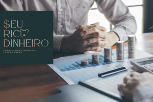 Imagem Acessível: A imagem mostra duas pessoas em reunião sobre finanças, com gráficos, calculadora e pilhas de moedas sobre a mesa. No canto inferior esquerdo, aparece o logo da consultoria ‘Seu Rico Dinheiro’, com a imagem de um cofrinho. Sobre a imagem, lê-se o texto: ‘Transforme sua relação com o dinheiro com a nova parceria do SINJUS’.