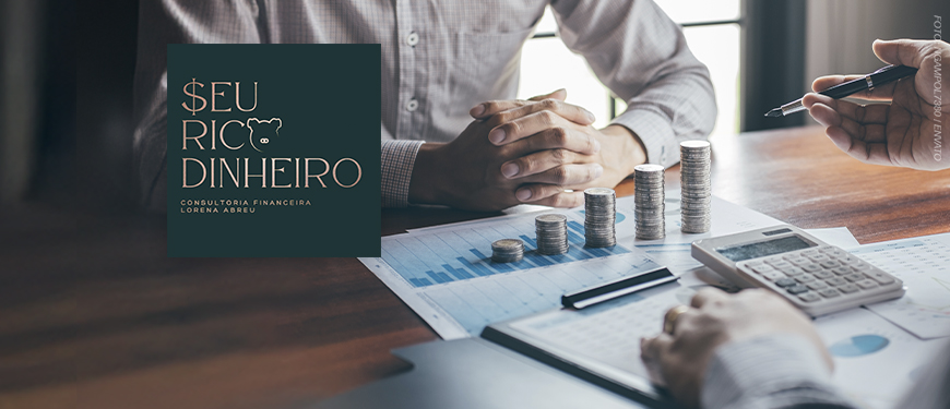 Imagem Acessível: A imagem mostra duas pessoas em reunião sobre finanças, com gráficos, calculadora e pilhas de moedas sobre a mesa. No canto inferior esquerdo, aparece o logo da consultoria ‘Seu Rico Dinheiro’, com a imagem de um cofrinho. Sobre a imagem, lê-se o texto: ‘Transforme sua relação com o dinheiro com a nova parceria do SINJUS’.