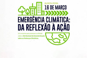 Imagem com fundo branco e elementos em verde remetendo, na parte de cima, a uma cidade arborizada e, na parte de baixo, à metade do globo terrestre. Conteúdo textual: quinta-feira, dia 16 de março. “Emergência Climática: da Reflexão à Ação”. Um encontro para promover a reflexão sobre o Dia Nacional da Conscientização sobre as Mudanças Climáticas.