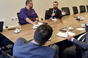 Reunião de representantes com a presidência do TJMG, entre os sindicalistas está Felipe Rodrigues, diretor de Finanças do SINJUS-MG.