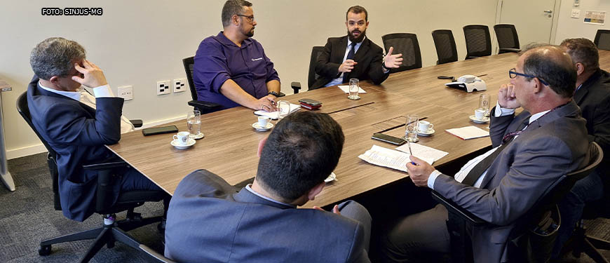 Reunião de representantes com a presidência do TJMG, entre os sindicalistas está Felipe Rodrigues, diretor de Finanças do SINJUS-MG.