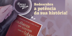 Imagem Acessível: Card de divulgação do “Círculo do Livro” com fundo em tons suaves de lilás e rosa. No canto superior esquerdo, há uma xícara de café vista de cima, com o logotipo “Círculo do Livro” sobre a bebida. Ao lado, em bege, com letras grandes, aparece a frase: “Redescubra a potência da sua história!”. Na parte inferior esquerda, aparece parcialmente a capa vermelha do livro Mulheres que Correm com os Lobos, decorada com ilustrações douradas de lobos e folhas secas ao redor. O fundo também contém folhas espalhadas, reforçando um clima acolhedor e introspectivo. À direita, o card informa a data e horário do encontro: “27/5 (4ªf.) 19h30”. Logo abaixo, está escrito: “Capítulo 3 — Farejando os fatos: O resgate da intuição como iniciação”.