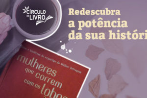 Imagem Acessível: Card de divulgação do “Círculo do Livro” com fundo em tons suaves de lilás e rosa. No canto superior esquerdo, há uma xícara de café vista de cima, com o logotipo “Círculo do Livro” sobre a bebida. Ao lado, em bege, com letras grandes, aparece a frase: “Redescubra a potência da sua história!”. Na parte inferior esquerda, aparece parcialmente a capa vermelha do livro Mulheres que Correm com os Lobos, decorada com ilustrações douradas de lobos e folhas secas ao redor. O fundo também contém folhas espalhadas, reforçando um clima acolhedor e introspectivo. À direita, o card informa a data e horário do encontro: “27/5 (4ªf.) 19h30”. Logo abaixo, está escrito: “Capítulo 3 — Farejando os fatos: O resgate da intuição como iniciação”.