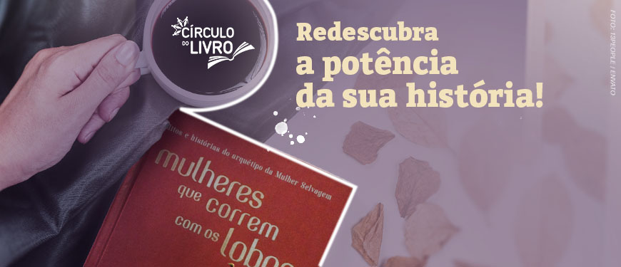Imagem Acessível: Card de divulgação do “Círculo do Livro” com fundo em tons suaves de lilás e rosa. No canto superior esquerdo, há uma xícara de café vista de cima, com o logotipo “Círculo do Livro” sobre a bebida. Ao lado, em bege, com letras grandes, aparece a frase: “Redescubra a potência da sua história!”. Na parte inferior esquerda, aparece parcialmente a capa vermelha do livro Mulheres que Correm com os Lobos, decorada com ilustrações douradas de lobos e folhas secas ao redor. O fundo também contém folhas espalhadas, reforçando um clima acolhedor e introspectivo. À direita, o card informa a data e horário do encontro: “27/5 (4ªf.) 19h30”. Logo abaixo, está escrito: “Capítulo 3 — Farejando os fatos: O resgate da intuição como iniciação”.