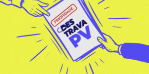Imagem ilustrada em tons de amarelo e azul mostra um documento com o carimbo “Prioridade” e o selo da campanha “DESTRAVA PV”, o material é passado de uma mão para outra. Traços ao redor do documento reforçam a ideia de alerta e urgência.