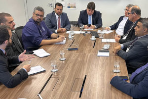 Alexandre Pires, coordenador-geral do SINJUS-MG e Felipe Rodrigues, diretor de Assuntos Jurídicos do Sindicato em mesa de negociação do TJMG junto de outros representantes sindicais e membros da Administração do Tribunal de Justiça.