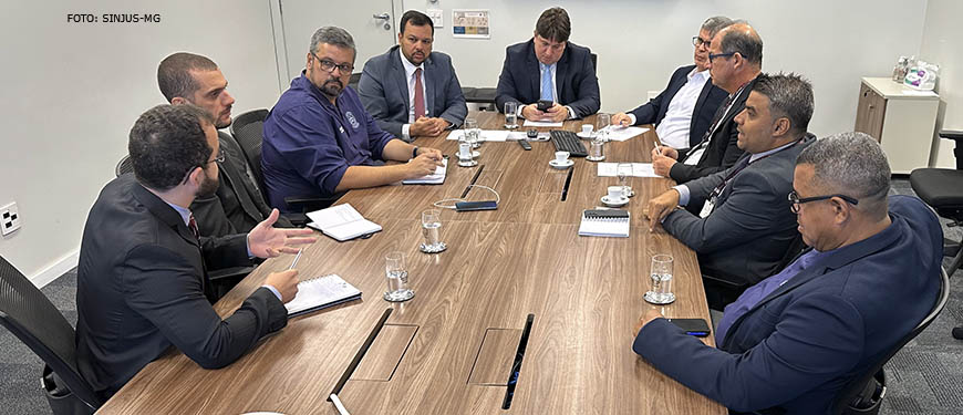 Alexandre Pires, coordenador-geral do SINJUS-MG e Felipe Rodrigues, diretor de Assuntos Jurídicos do Sindicato em mesa de negociação do TJMG junto de outros representantes sindicais e membros da Administração do Tribunal de Justiça.