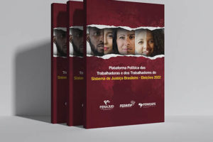 Na imagem há uma montagem digital de 3 livros com a capa do e-book entitulado "Plataforma Política das Trabalhadoras e dos Trabalhadores do Sistema de Justiça Brasileiro". Os livros estão em pé sobre um fundo cinzento.