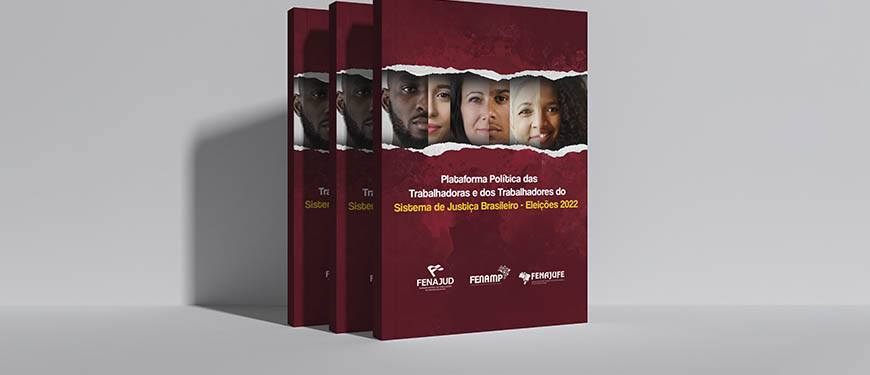 Na imagem há uma montagem digital de 3 livros com a capa do e-book entitulado "Plataforma Política das Trabalhadoras e dos Trabalhadores do Sistema de Justiça Brasileiro". Os livros estão em pé sobre um fundo cinzento.