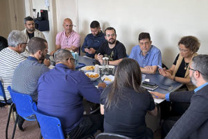 Mesa de reunião com dirigentes de sindicatos e associações, nesta mesa estão Alexandre Pires, coordenador-geral do SINJUS-MG e Felipe Rodrigues, diretor de Assuntos Jurídicos do Sindicato. Conteúdo textual: LUTA CONJUNTA - SINDICATOS E ASSOCIAÇÕES SE UNEM PARA COMBATER O RRF EM MINAS.