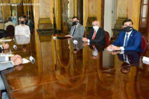 Romeu Zema ao centro da mesa com os demais membros de Poder sentados ao lado em sala do Palácio da Liberdade