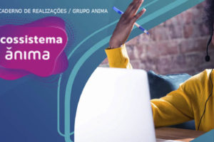 Mulher negra está em frente ao computador, expondo ideias para outras pessoas que a assistem. A cena sugere interação virtual em uma aula ou seminário.