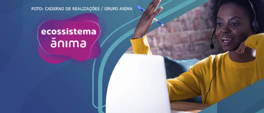 Mulher negra está em frente ao computador, expondo ideias para outras pessoas que a assistem. A cena sugere interação virtual em uma aula ou seminário.