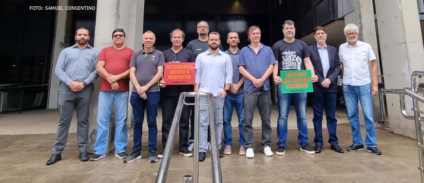 Diretores do SINJUS, do Serjusmig e do Sindojus/MG posam para foto lado a lado em frente a sede do Tribunal de Contas do Estado de Minas Gerais (TCE-MG)