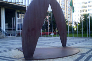 Escultura em ferro, um círculo com um triângulo recortado em frente à Assembleia Legislativa de Minas Gerais.