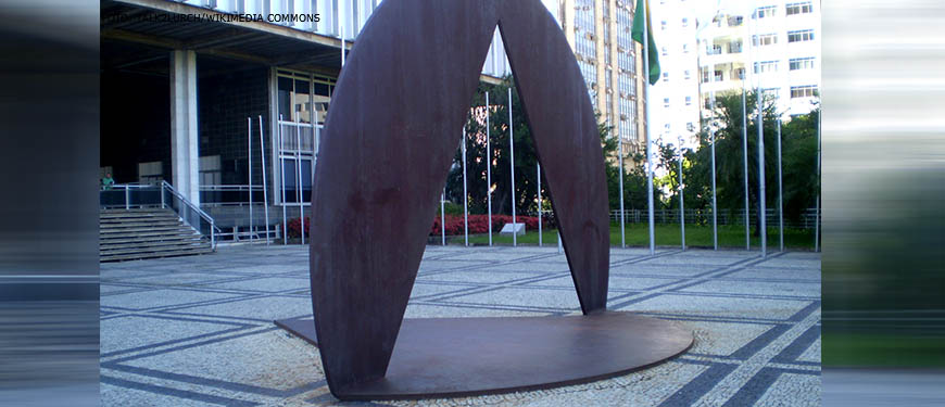 Escultura em ferro, um círculo com um triângulo recortado em frente à Assembleia Legislativa de Minas Gerais.