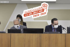 Foto do Plenarinho IV da ALMG em sessão da Comissão de Fiscalização Financeira e Orçamentária. Na mesa diretiva, estão, em trajes sociais, os deputados estaduais João Magalhães (homem branco com cabelos castanhos e curtos), Hely Tarqüínio (homem branco com cabelos branco e curtos) , Ulysses Gomes ( homem branco com cabelos castanhos e curtos), Cássio Soares (homem branco com cabelos castanhos e curtos).Conteúdo textual: PL 3382/2021 - Datas-Bases são aprovadas na FFO e estão prontas para Plenário.