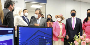 Foto de homens e mulheres brancos, em trajes sociais, reunidos na inauguração da Ouvidoria Nacional da Mulher, em uma sala com computadores. Em destaque, estão a ouvidora nacional da Mulher, Tânia Regina Silva Reckziegel, o presidente do CNJ, ministro Luiz Fux, e o presidente do Superior Tribunal de Justiça (STJ), ministro Humberto Martins.Conteúdo textual: Proteção – CNJ inaugura Ouvidoria Nacional da Mulher.