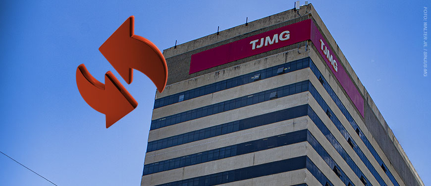 Imagem Acessível: Imagem em formato vertical de um prédio institucional alto, visto de baixo para cima, contra um céu azul limpo. No topo da edificação, há uma faixa vermelha com a sigla “TJMG” em destaque. A fachada é composta por faixas horizontais claras intercaladas com janelas escuras espelhadas. Na base da imagem, aparecem árvores verdes e alguns fios elétricos, indicando que a foto foi feita em área urbana. À direita da imagem, há um elemento gráfico em vermelho com duas setas curvas, sugerindo movimento ou troca. Conteúdo textual: LOTAÇÃO - TJMG convoca servidores classificados no Edital de Remoção nº 01/2025.