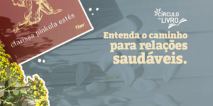 Imagem Acessível: Card digital de divulgação de encontro de clube do livro. À esquerda, aparece a capa do livro Mulheres que Correm com os Lobos, de Clarissa Pinkola Estés, inclinada sobre a imagem. A capa é vermelha e traz uma ilustração dourada de uma mulher estilizada ao lado de um lobo. O fundo da arte mostra uma mesa de madeira em tons azulados, com uma xícara vista de cima e flores delicadas espalhadas. Na parte superior direita, lê-se: “Capítulo 4 – O parceiro: A união com o outro”. Logo abaixo, em destaque, está a frase: “Não perca!”. No centro, uma faixa horizontal em tom rosado exibe a palavra “É AMANHÔ em letras grandes e claras. Na parte inferior direita, aparece o horário “19h30” em destaque. Ao lado estão os logotipos do “Círculo do Livro” e do “Sinjus MG”. Elementos decorativos incluem flores amarelas no canto inferior esquerdo, traços desenhados à mão em branco e pequenos pontos espalhados pela composição. A arte utiliza uma paleta suave de azul, rosa e bege, transmitindo um clima acolhedor e convidativo para a leitura e a reflexão em grupo.