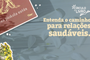 Imagem Acessível: Card digital de divulgação de encontro de clube do livro. À esquerda, aparece a capa do livro Mulheres que Correm com os Lobos, de Clarissa Pinkola Estés, inclinada sobre a imagem. A capa é vermelha e traz uma ilustração dourada de uma mulher estilizada ao lado de um lobo. O fundo da arte mostra uma mesa de madeira em tons azulados, com uma xícara vista de cima e flores delicadas espalhadas. Na parte superior direita, lê-se: “Capítulo 4 – O parceiro: A união com o outro”. Logo abaixo, em destaque, está a frase: “Não perca!”. No centro, uma faixa horizontal em tom rosado exibe a palavra “É AMANHÔ em letras grandes e claras. Na parte inferior direita, aparece o horário “19h30” em destaque. Ao lado estão os logotipos do “Círculo do Livro” e do “Sinjus MG”. Elementos decorativos incluem flores amarelas no canto inferior esquerdo, traços desenhados à mão em branco e pequenos pontos espalhados pela composição. A arte utiliza uma paleta suave de azul, rosa e bege, transmitindo um clima acolhedor e convidativo para a leitura e a reflexão em grupo.