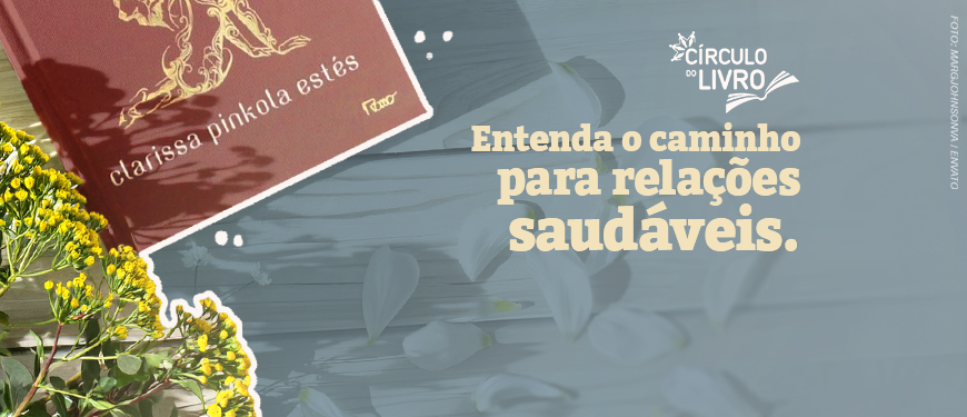 Imagem Acessível: Card digital de divulgação de encontro de clube do livro. À esquerda, aparece a capa do livro Mulheres que Correm com os Lobos, de Clarissa Pinkola Estés, inclinada sobre a imagem. A capa é vermelha e traz uma ilustração dourada de uma mulher estilizada ao lado de um lobo. O fundo da arte mostra uma mesa de madeira em tons azulados, com uma xícara vista de cima e flores delicadas espalhadas. Na parte superior direita, lê-se: “Capítulo 4 – O parceiro: A união com o outro”. Logo abaixo, em destaque, está a frase: “Não perca!”. No centro, uma faixa horizontal em tom rosado exibe a palavra “É AMANHÔ em letras grandes e claras. Na parte inferior direita, aparece o horário “19h30” em destaque. Ao lado estão os logotipos do “Círculo do Livro” e do “Sinjus MG”. Elementos decorativos incluem flores amarelas no canto inferior esquerdo, traços desenhados à mão em branco e pequenos pontos espalhados pela composição. A arte utiliza uma paleta suave de azul, rosa e bege, transmitindo um clima acolhedor e convidativo para a leitura e a reflexão em grupo.