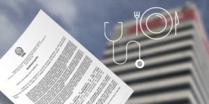 Ao fundo está uma imagem desfocada do prédio do Tribunal de Justiça de Minas Gerais. Em primeiro plano, há a ilustração de utensílios de refeição e um estetoscópio, remetendo ao vale-lanche e ao Auxílio-Saúde. Sobre a imagem, aparece um documento oficial inclinado. Conteúdo textual: Carreira - TJMG responde ofício do SINJUS sobre indenizações de férias.