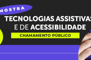 A imagem é um chamamento público para a Mostra de Tecnologias Assistivas e de Acessibilidade do SINJUS-MG. O fundo é predominantemente preto, com detalhes em roxo e verde-limão. No topo, há um selo oval roxo com a palavra “MOSTRA” em branco. Logo abaixo, em letras grandes brancas, aparece o título: “Tecnologias Assistivas e de Acessibilidade”. Uma faixa horizontal destaca a expressão “CHAMAMENTO PÚBLICO”. Abaixo, lê-se: “Inscrições pelo formulário”. Na parte inferior da arte, há dois ícones ilustrativos circulares: um representa uma mão lendo em braile e o outro uma mão sustentando o símbolo universal da acessibilidade. À direita, uma fotografia mostra a mão de uma pessoa lendo uma linha em braile em uma máquina própria. No canto inferior esquerdo está a logomarca do SINJUS-MG em branco.