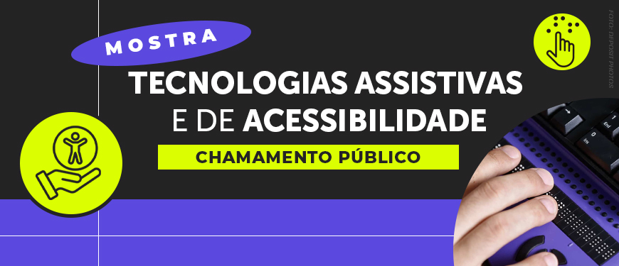 A imagem é um chamamento público para a Mostra de Tecnologias Assistivas e de Acessibilidade do SINJUS-MG. O fundo é predominantemente preto, com detalhes em roxo e verde-limão. No topo, há um selo oval roxo com a palavra “MOSTRA” em branco. Logo abaixo, em letras grandes brancas, aparece o título: “Tecnologias Assistivas e de Acessibilidade”. Uma faixa horizontal destaca a expressão “CHAMAMENTO PÚBLICO”. Abaixo, lê-se: “Inscrições pelo formulário”. Na parte inferior da arte, há dois ícones ilustrativos circulares: um representa uma mão lendo em braile e o outro uma mão sustentando o símbolo universal da acessibilidade. À direita, uma fotografia mostra a mão de uma pessoa lendo uma linha em braile em uma máquina própria. No canto inferior esquerdo está a logomarca do SINJUS-MG em branco.